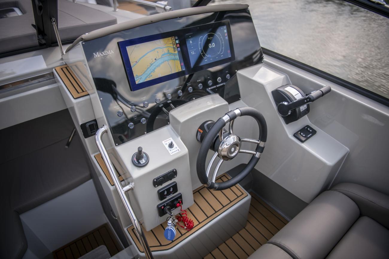 Maxima 800 cabin