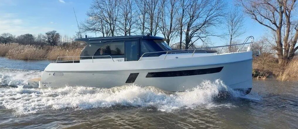 Maxima 37 motorboot op het water aan het varen